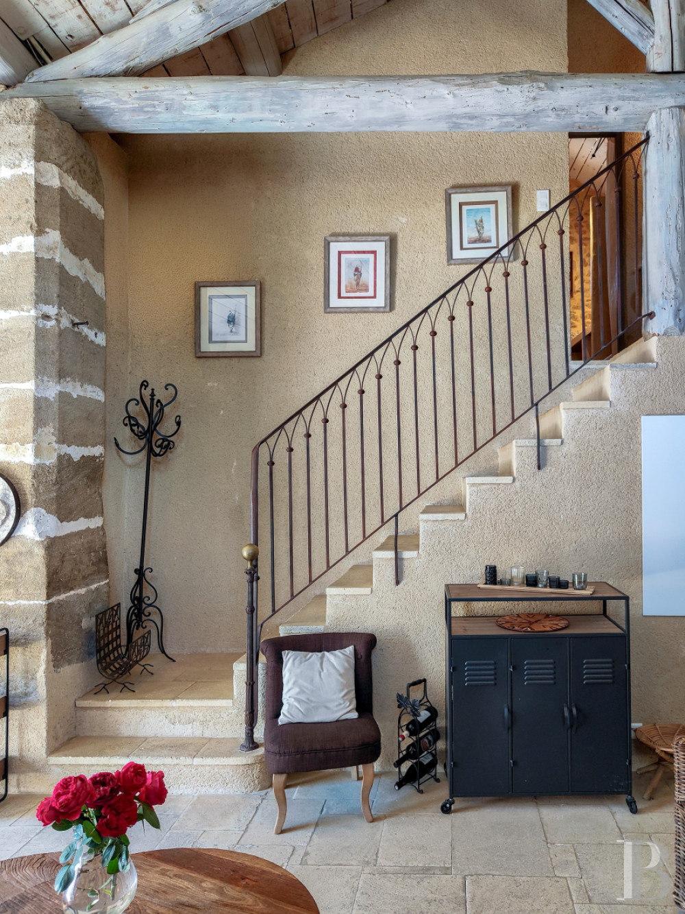 Dans le Vaucluse, aux environs de Beaumes-de-Venise,  une ancienne ferme du 18e siècle bordée de vignes - photo  n°34